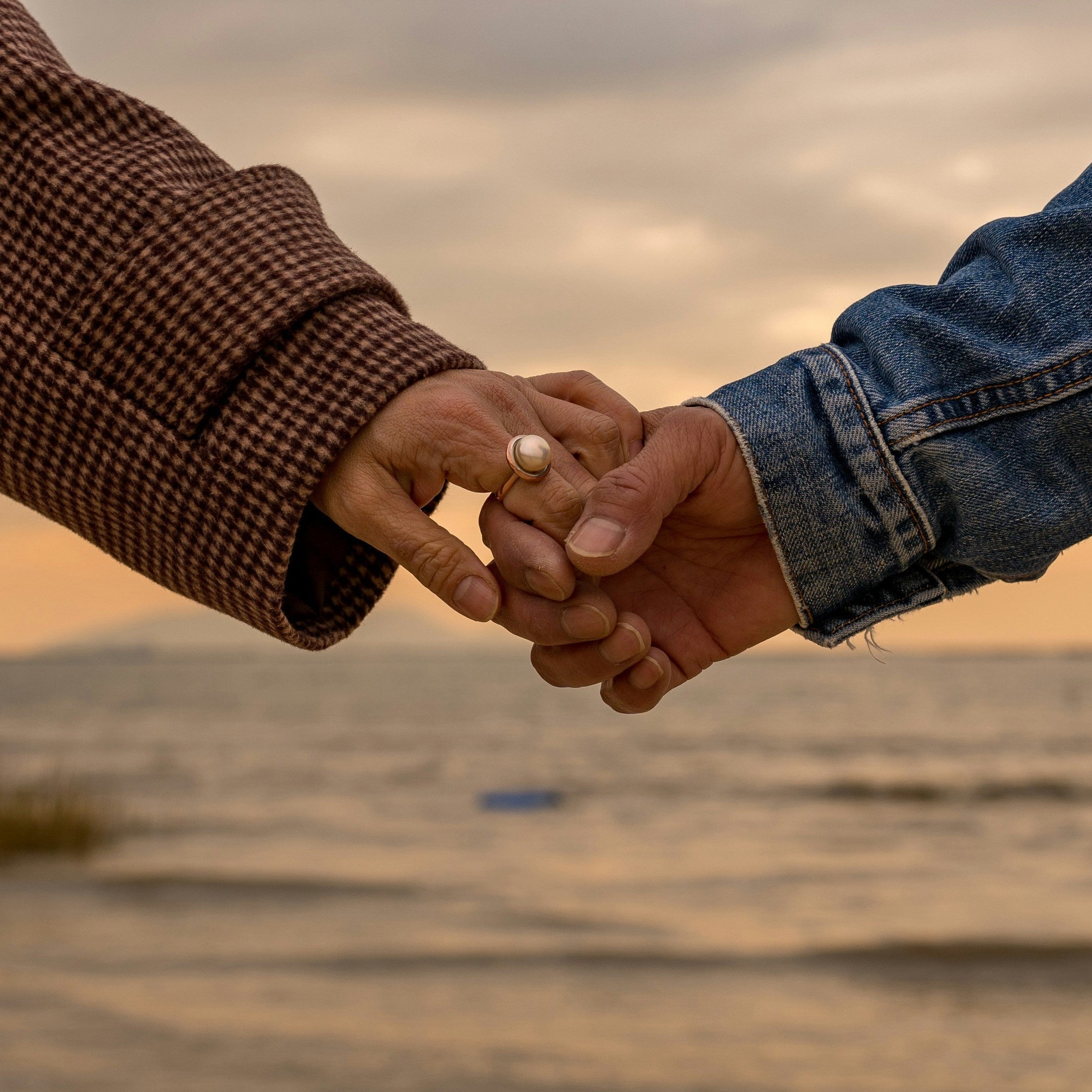 couple amoureux se tenant la main