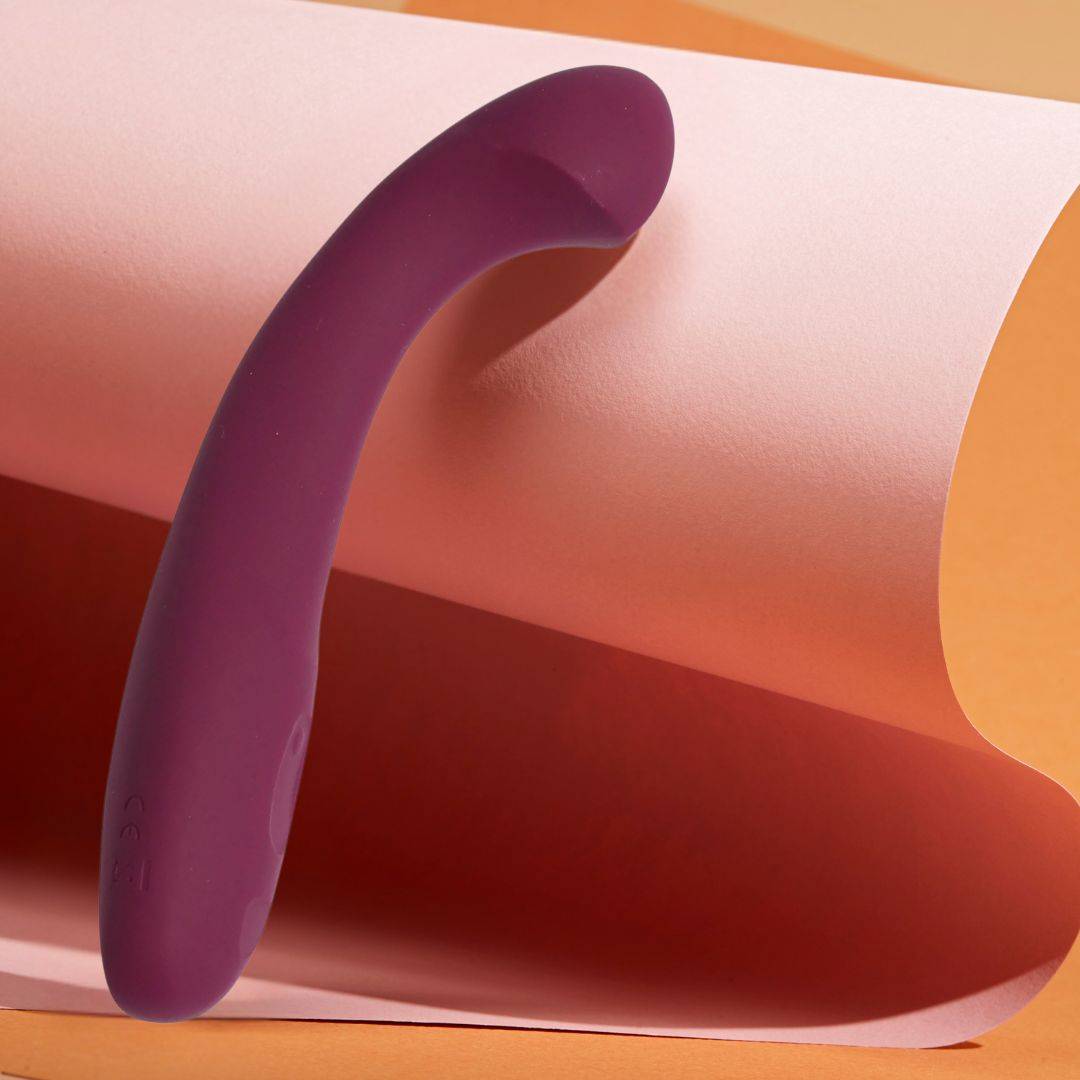 Photo de l'Arc, de Dame, un sextoy vibro point G, couleur bordeau, pour une stimulation interne