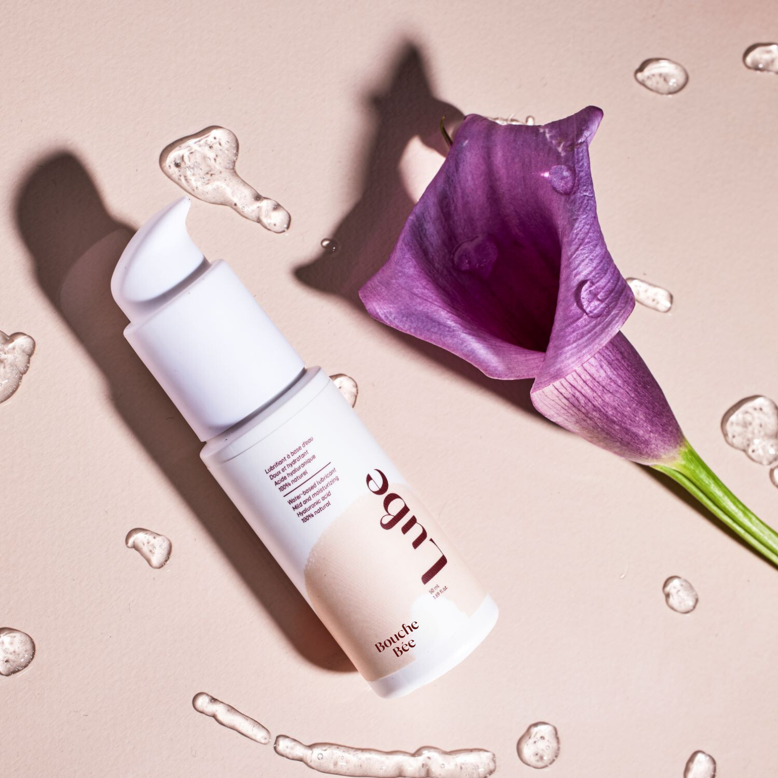 Lube lubrifiant à l'acide hyaluronique 100% naturel de la marque Bouche Bée avec une fleur