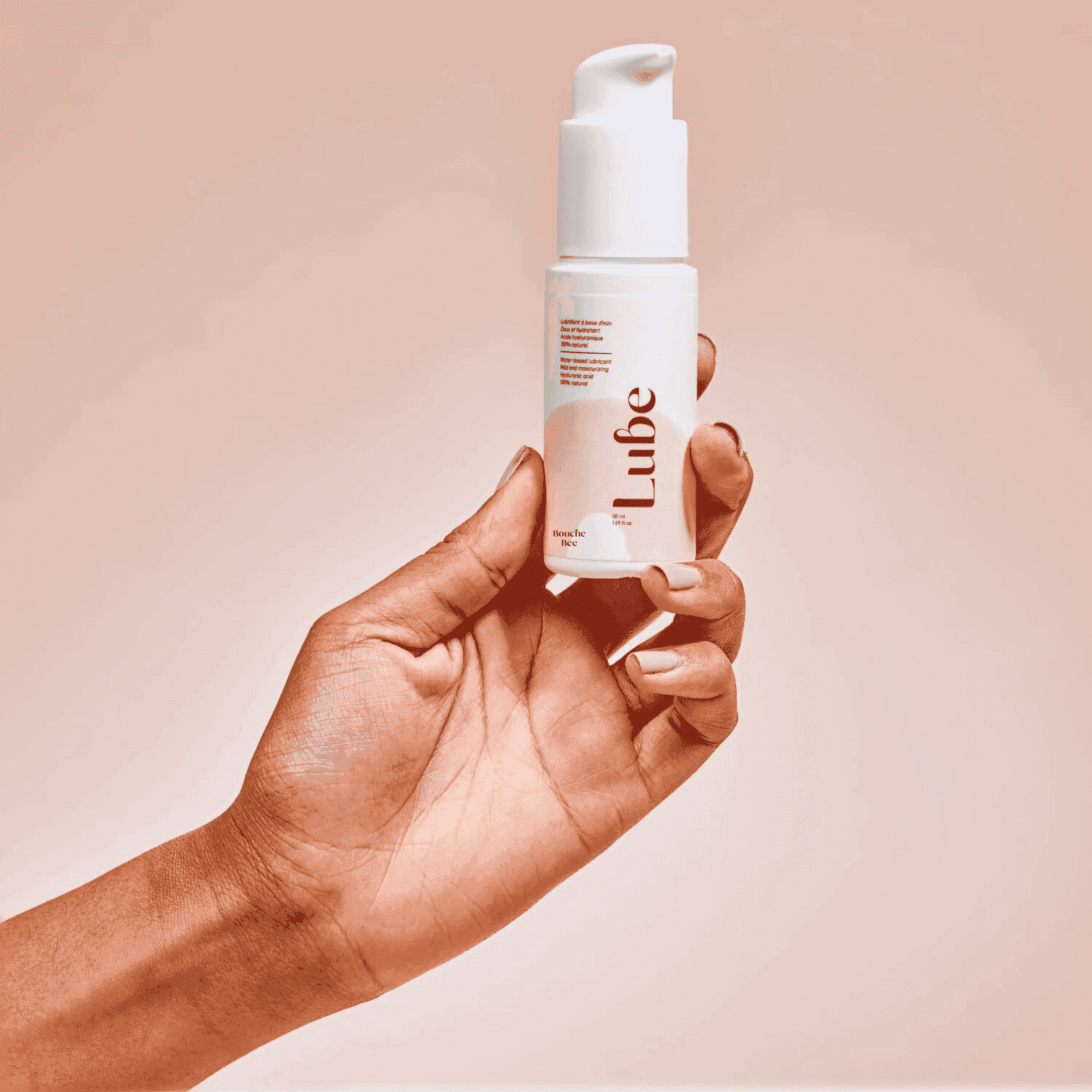 Lube lubrifiant à l'acide hyaluronique 100% naturel de la marque Bouche Bée dans la main