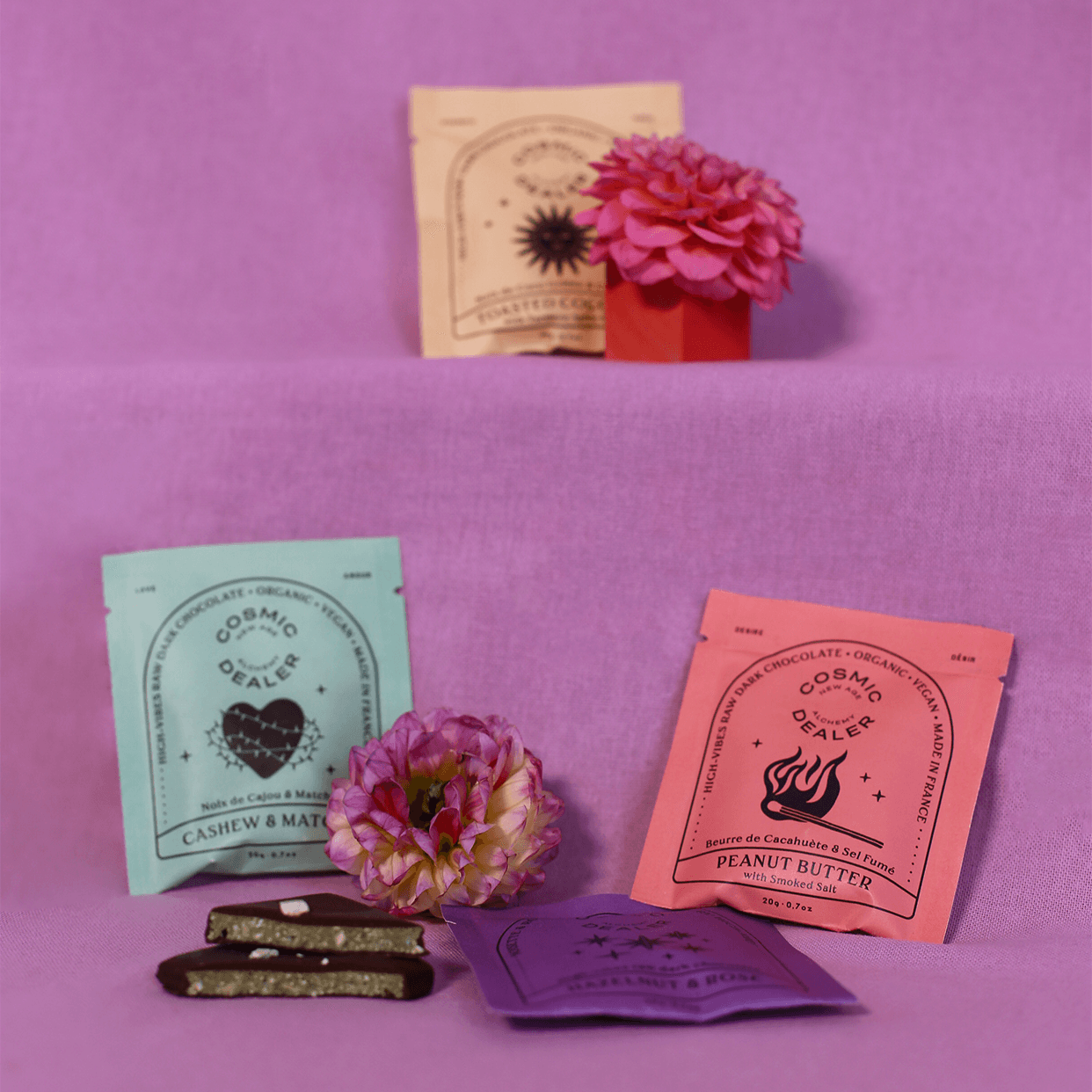 coffret self care but make it hot avec ona sextoy sex toy vibro stimulateur clitoridien vibrant, le gel intime miyé, et les chocolats cosmic dealer chakras chocolats