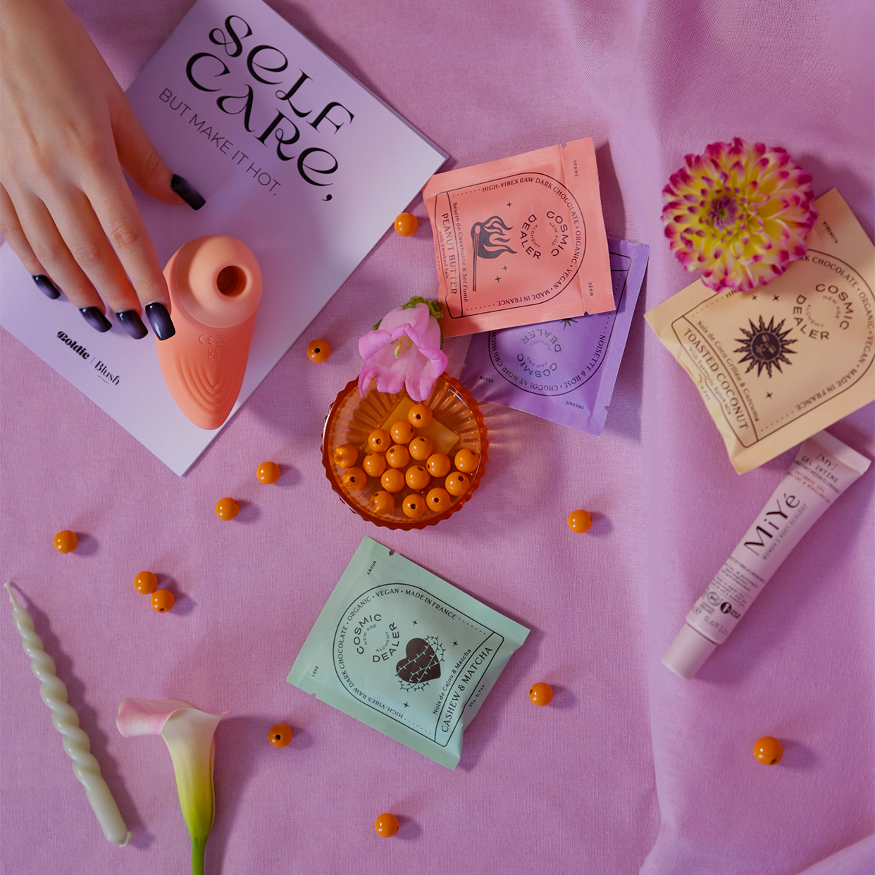 coffret self care but make it hot avec ona sextoy sex toy vibro stimulateur clitoridien vibrant, le gel intime miyé, et les chocolats cosmic dealer chakras top shot