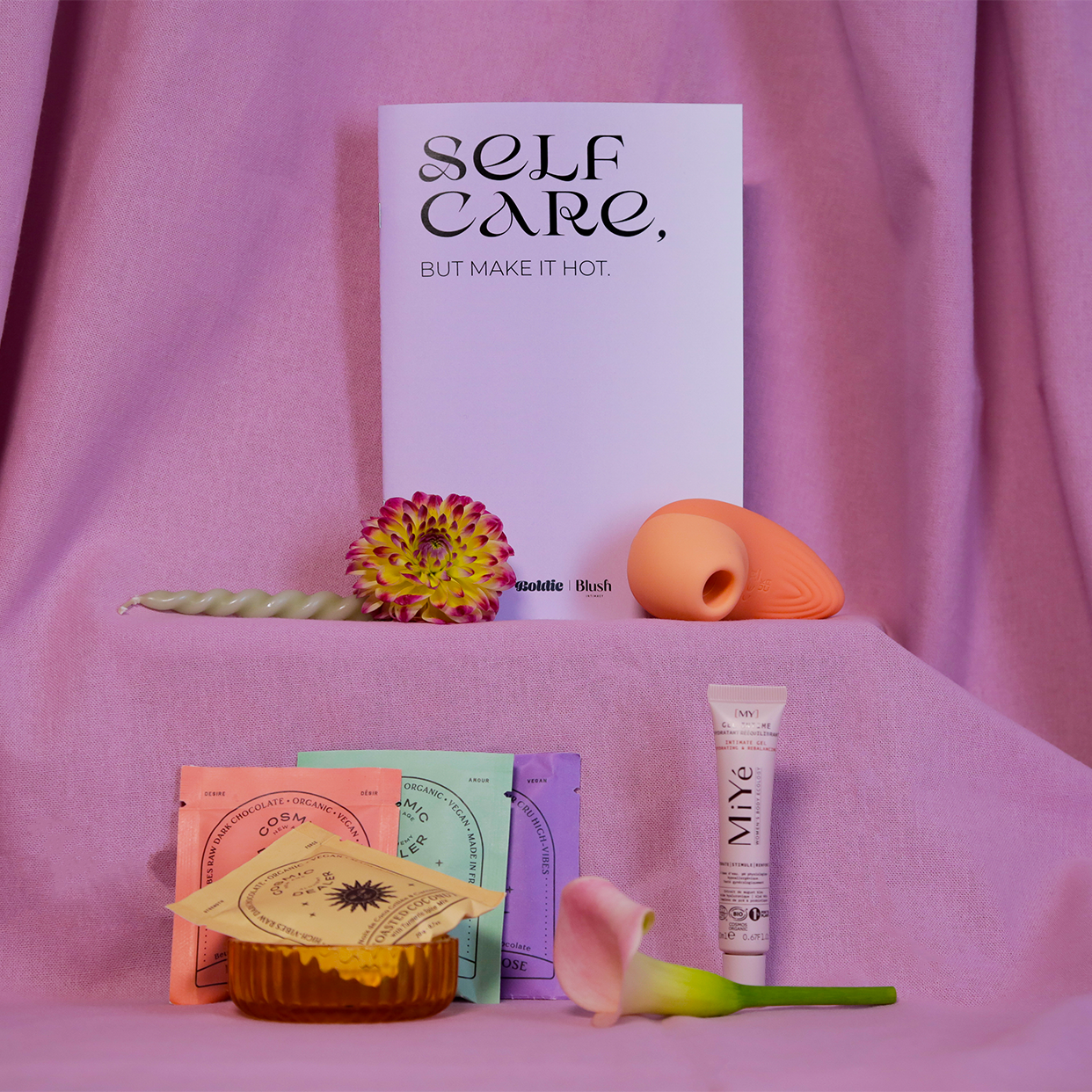 coffret self care but make it hot avec ona sextoy sex toy vibro stimulateur clitoridien vibrant, le gel intime miyé, et les chocolats cosmic dealer chakras drap