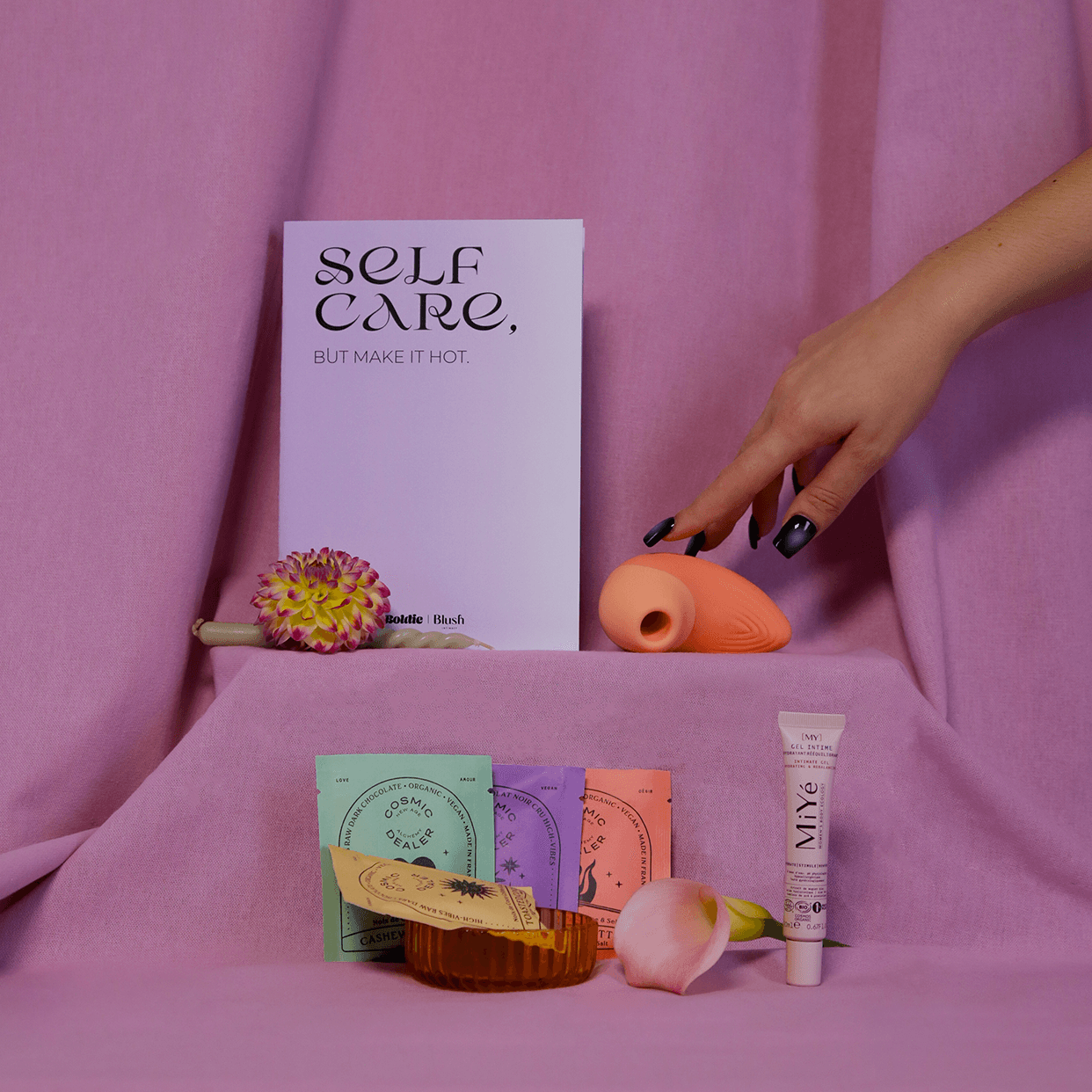 coffret self care but make it hot avec ona sextoy sex toy vibro stimulateur clitoridien vibrant, le gel intime miyé, et les chocolats cosmic dealer chakras