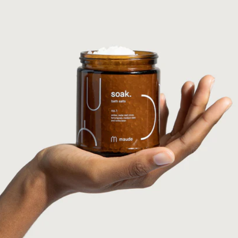Soak sels de bain relaxation Maude sur une main gauche