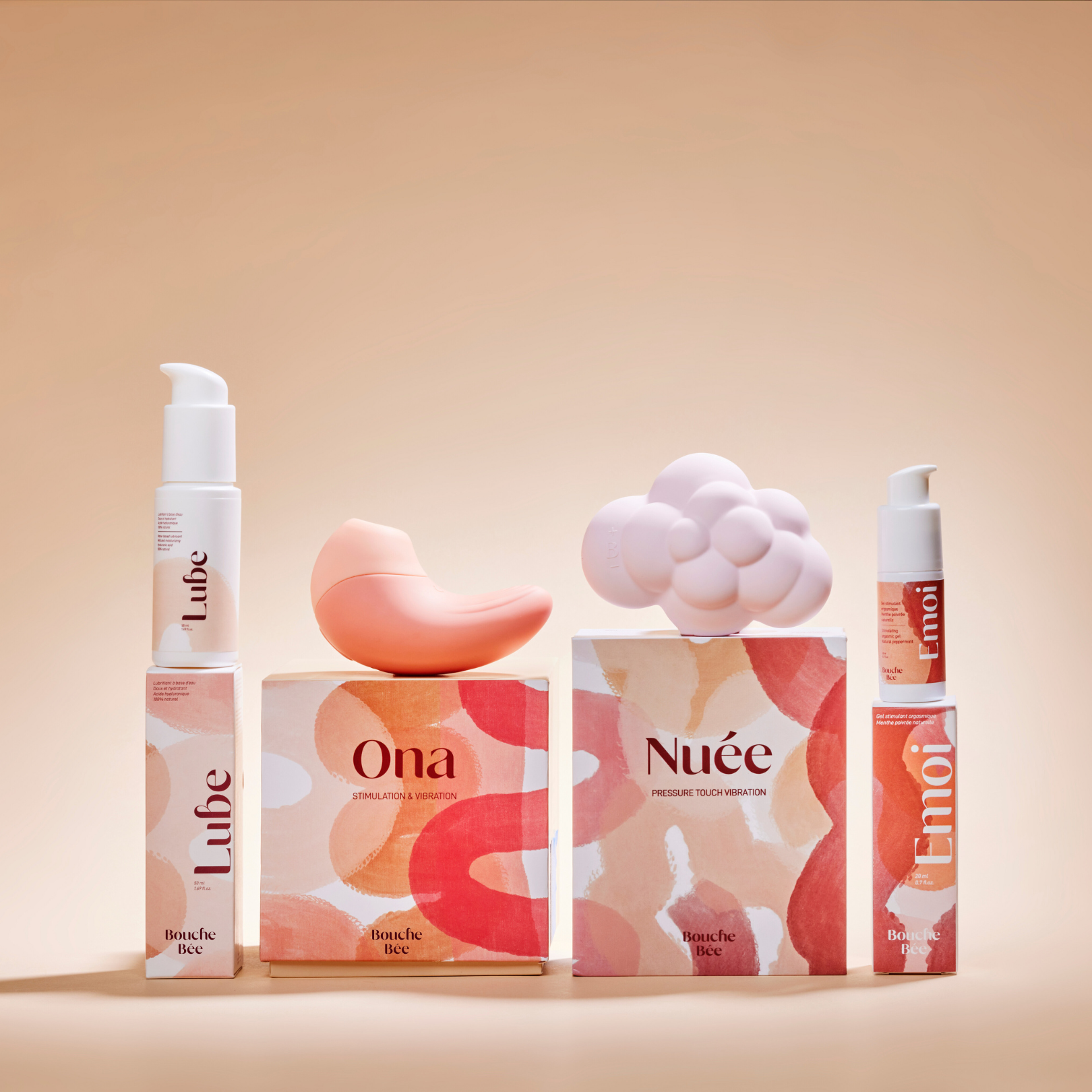 Détail coffret Bouche Bée contenant Ona sextoy stimulateur clitoridien, nuee vibro tactile basse fréquence, emoi gel stimulant excitant orgasmique et lube lubrifiant naturel 100% acide hyaluronique packaging posé packshot