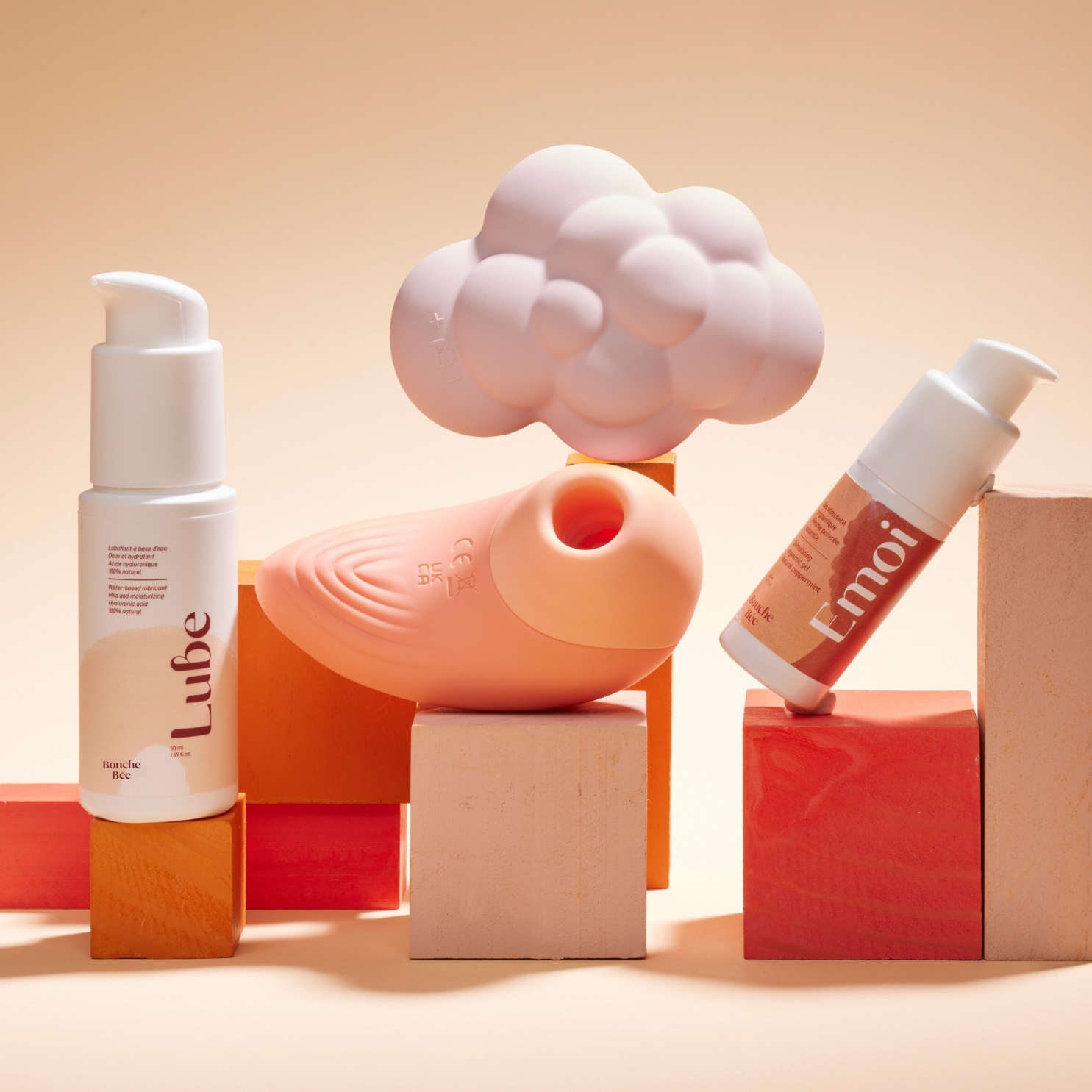 Détail coffret Bouche Bée contenant Ona sextoy stimulateur clitoridien, nuee vibro tactile basse fréquence, emoi gel stimulant excitant orgasmique et lube lubrifiant naturel 100% acide hyaluronique posé produits cube