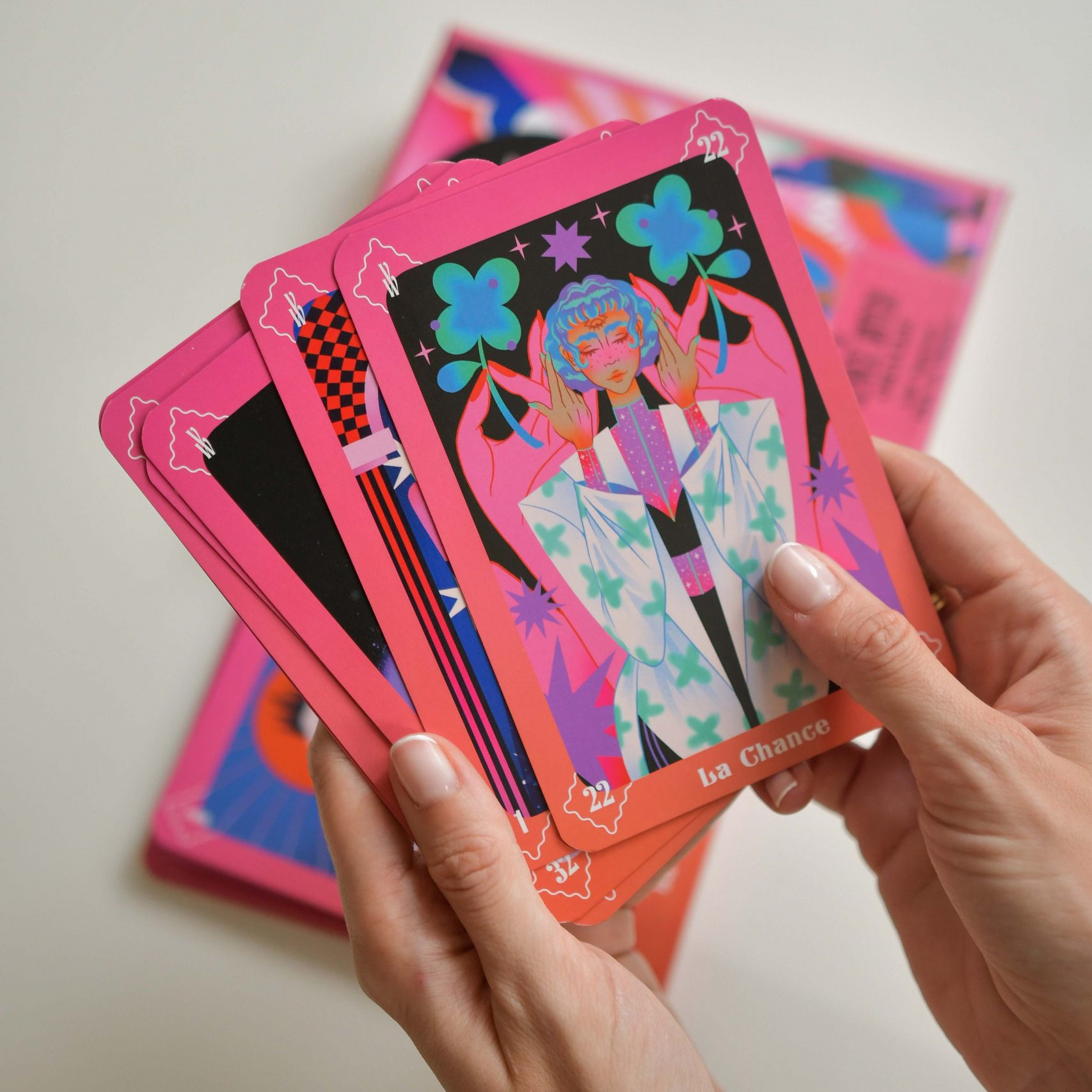Détail coffret intime Carte recto Venice Witch Oracle main qui tient les cartes femmes