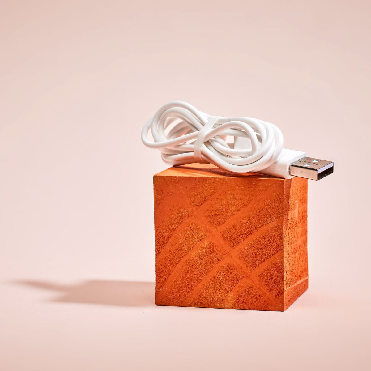 Ona magnetic charging cable