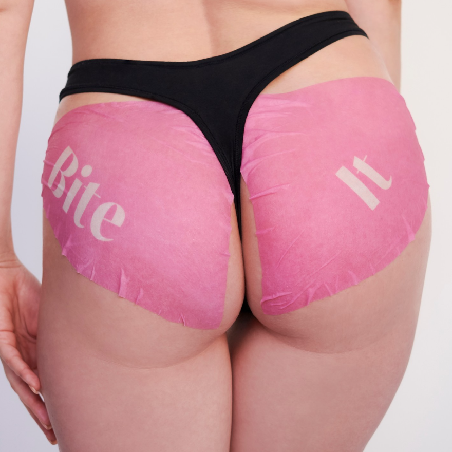 C'est une photo du butt mask Bite It de Bawdy, rose, posé sur des fesses